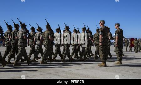 Le lieutenant-colonel Tchad Hamilton et le lieutenant-colonel Daniel Smith, l'envoi et les commandants, les avions Marine 41 Groupe Alpha du détachement, 4e escadre aérienne de la Marine, au garde à vous au cours d'un changement de commandement sur Marine Corps Air Station Camp Pendleton, en Californie, le 25 mai 2018. Smith a agi à titre de commandant du détachement Alpha depuis le 21 juillet 2016 et a pris sa retraite après l'abandon de commande pour Hamilton. Corps des Marines des États-Unis Banque D'Images