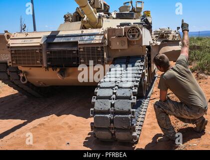 La CPS. Derek étincelles, un mécanicien de véhicules de piste, avec la société D, 106e Bataillon de soutien, des guides d'un véhicule de dépannage M88 comme ils tirer à nouveau la piste sur un M1A1 Abrams Tank près de Oro Grande N.M., le 21 mai 2018. Les étincelles et son équipe travaillent ensemble pour obtenir le réservoir fixé afin qu'il puisse continuer sa mission. Banque D'Images