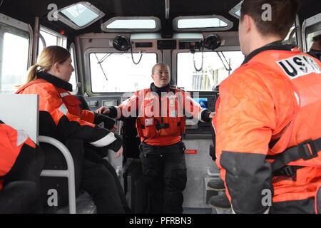 La base de la Garde côtière d'aides à la navigation Kodiak équipe effectue des évaluations de l'état de préparation de l'équipage en préparation de la démonstration de recherche et de sauvetage menées au Festival du crabe de Kodiak, dans le port de Saint Paul à Kodiak, Alaska, le 26 mai 2018. Les équipes de ATON coordonnée avec un Air Station Kodiak MH-60 Jayhawk pour équipages d'effectuer une démonstration de SAR. La Garde côtière américaine Banque D'Images