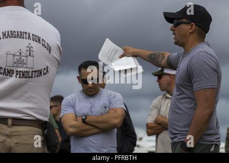 Le s.. Christopher Reyna, instructeur-chef, Centre de formation au tir du formel, de l'École d'Infantry-West, traite de l'ordre des événements à la di-W Live-Fire l'éducation militaire professionnelle et Match le Marine Corps Base Camp Pendleton, en Californie, le 26 mai 2018. L'événement comprenait une histoire et le maniement des armes, un incendie, de familiarisation et d'une compétition de tir réel d'introduire les participants aux armes historiques et d'honorer les soldats qui ont servi au cours de la guerre révolutionnaire à l'époque ceux qui servent aujourd'hui. Banque D'Images