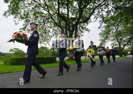 Les aviateurs américains à partir de la Base aérienne de Ramstein, en Allemagne, faire des couronnes pour les responsables civils et militaires au cours d'une cérémonie du Jour du Souvenir au cimetière américain de Saint-Avold Lorraine, Moselle, France, le 27 mai 2018. Lorraine, contenant 10 489 tombes, est le plus grand cimetière américain de la Seconde Guerre mondiale en Europe. Banque D'Images