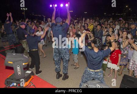 TRANG, Vietnam (26 mai 2018) Les membres du Service commun et civil, les marins affectés au Commandement militaire maritime navire-hôpital USNS Mercy (T-AH 19) pour le Partenariat du Pacifique 2018 (PP18), danse avec les habitants de la communauté vietnamienne au cours d'une relation, l'événement et la performance de la bande. PP18's mission est de travailler ensemble avec l'hôte et les pays partenaires à améliorer l'interopérabilité régionale et de capacités de réaction aux catastrophes, d'accroître la stabilité et la sécurité dans la région, et de favoriser de nouvelles amitiés et durable dans toute la région Indo-Pacifique. Partenariat du Pacifique, maintenant dans sa 13e version, est le plus grand annua Banque D'Images