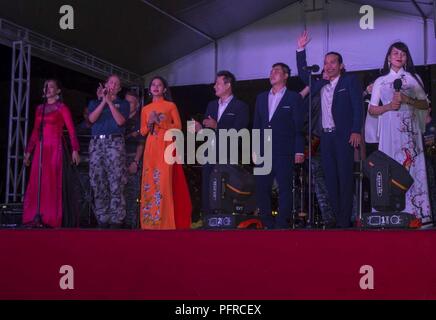 TRANG, Vietnam (26 mai 2018) Royal Australian Navy Matelot Kirsten Hobbs, affectés à la commande de transport maritime militaire navire-hôpital USNS Mercy (T-AH 19) pour le Partenariat du Pacifique 2018 (PP18), chante avec les membres de la bande Vietnamien, au cours d'une relation communautaire, l'événement et la performance de la bande. PP18's mission est de travailler ensemble avec l'hôte et les pays partenaires à améliorer l'interopérabilité régionale et de capacités de réaction aux catastrophes, d'accroître la stabilité et la sécurité dans la région, et de favoriser de nouvelles amitiés et durable dans toute la région Indo-Pacifique. Partenariat du Pacifique, maintenant dans sa 13e version, est Banque D'Images