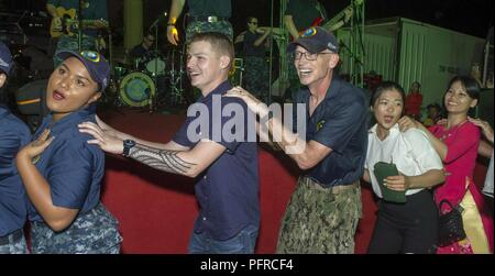 TRANG, Vietnam (26 mai 2018) Les membres du Service commun et civil, les marins affectés au Commandement militaire maritime navire-hôpital USNS Mercy (T-AH 19) pour le Partenariat du Pacifique 2018 (PP18), danse avec les habitants de la communauté vietnamienne au cours d'une relation, l'événement et la performance de la bande. PP18's mission est de travailler ensemble avec l'hôte et les pays partenaires à améliorer l'interopérabilité régionale et de capacités de réaction aux catastrophes, d'accroître la stabilité et la sécurité dans la région, et de favoriser de nouvelles amitiés et durable dans toute la région Indo-Pacifique. Partenariat du Pacifique, maintenant dans sa 13e version, est le plus grand annua Banque D'Images