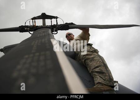 Tech. Le Sgt. Nicholas Barbieri, un citoyen de la réserve de la Force aérienne de l'aviateurs de sauvetage 920e aile de Patrick Air Force Base à Cocoa Beach, Floride, inspecte un HH-60G Pave Hawk le 27 mai 2018 lors de la 2e Hommage aux héros de l'Amérique et de la mer Air Show, à Miami. Cet événement de deux jours en vedette d'avions de chasse militaires et d'autres aéronefs et l'équipement de toutes les branches des forces armées des États-Unis à l'occasion de Memorial Day, honorant servicemembers qui ont fait le sacrifice ultime. Banque D'Images