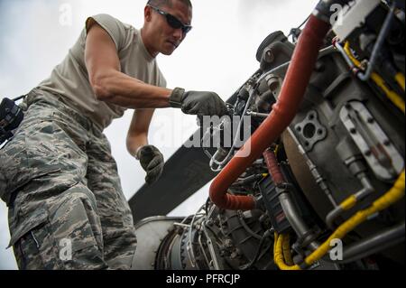 Le s.. Dan Lee, un citoyen de la réserve de la Force aérienne de l'aviateurs de sauvetage 920e aile de Patrick Air Force Base à Cocoa Beach, Floride, inspecte le moteur d'un HH-60G Pave Hawk le 27 mai 2018 lors de la 2e Hommage aux héros de l'Amérique et de la mer Air Show, à Miami. Cet événement de deux jours en vedette d'avions de chasse militaires et d'autres aéronefs et l'équipement de toutes les branches des forces armées des États-Unis à l'occasion de Memorial Day, honorant servicemembers qui ont fait le sacrifice ultime. Banque D'Images