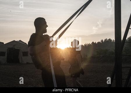 Tôt le matin, 0500 Memorial Day, le 28 mai 2018, les membres de la 678e ADA BDE, Caroline du Sud Garde nationale ont effectué leur travail de la journée (WOD), en effectuant le Héros WOD appelé 'Le Murph', en l'honneur du lieutenant Michael Murphy et ceux, hommes et femmes qui ont donné leur vie dans l'exercice de leurs fonctions. Ce WOD se composait d'un mile run, 100 200 pull-up, push-ups, l'air 300 squats et un autre one-mile run. Banque D'Images