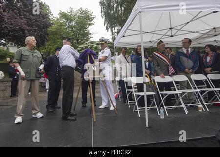 NEW YORK (27 mai 2018) Vice-amiral. Dixon Smith, Sous-chef des opérations navales, de préparation et de logistique de la flotte, et Richard Pecci, le commandant de l'American Legion le Hasting Admiral Farragut poster dévoilé la plaque attestant Hastings-on-Hudson comme un Purple Heart village durant l'assemblée annuelle-on-Hudson Hasting Memorial Day Parade lors de la Fleet Week New York (FWNY). Maintenant dans sa 30e année, FWNY est le lieu de célébration traditionnelle de la mer services. C'est une occasion unique pour les citoyens de New York et la région des trois états pour répondre marins, marines et gardes côte, ainsi Banque D'Images