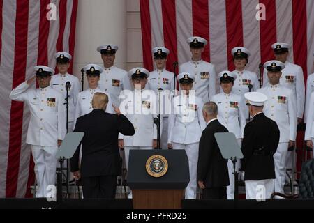 ARLINGTON, VA (28 mai 2018) Le président Donald Trump salue la U.S. Navy Band chalumeaux mer pour leur performance à la 150e respect du Jour du Souvenir au Cimetière National d'Arlington à Arlington, en Virginie. Le président a prononcé un discours d'Atout à l'événement annuel après avoir déposé une gerbe sur la tombe de l'inconnu dans le cadre de la 150e jour commémoratif honorant les aux membres des forces armées de l'Amérique au cimetière national d'Arlington. Banque D'Images