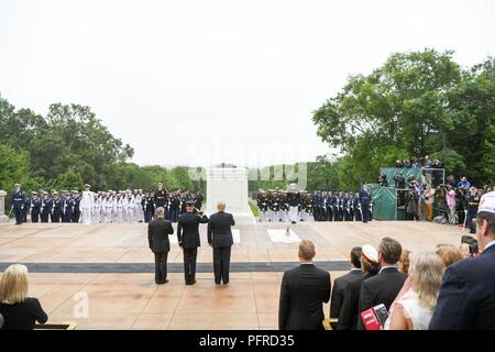 Le président Donald J. Trump dépose une gerbe sur la Tombe du Soldat inconnu au cours d'une cérémonie du Jour du souvenir avec le secrétaire de la Défense James N. Mattis et président de l'état-major des armées le général Joseph F. Dunford Marin Jr., au cimetière national d'Arlington, à Arlington, Va., le 28 mai 2018. Banque D'Images