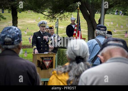 BREMERTON, dans l'État (28 mai 2018) Le capitaine Alan Schrader, commandant, Naval Base Kitsap, prononce le discours au cours d'un service de jour commémoratif à Forest Lawn Cemetery. Reconnu sur le dernier lundi de mai, le Jour commémoratif est observé en l'honneur de ceux qui ont donné leur vie pour la défense des États-Unis. Banque D'Images