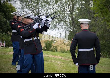 BREMERTON, dans l'État (28 mai 2018) Les membres de l'United States Marine Corps Forces de sécurité incendie une Battalion-Bangor Détails Carabine rifle volley dans un hommage aux morts au cours d'un service de jour commémoratif à Forest Lawn Cemetery. Reconnu sur le dernier lundi de mai, le Jour commémoratif est observé en l'honneur de ceux qui ont donné leur vie pour la défense des États-Unis. Banque D'Images