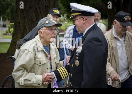 BREMERTON, dans l'État (28 mai 2018) Le capitaine Alan Schrader, commandant, Naval Base Kitsap, parle avec l'ex-Cpl de l'armée américaine. Ken Ripley, de Bremerton, dans, au cours d'un service de jour commémoratif à Forest Lawn Cemetery. Reconnu sur le dernier lundi de mai, le Jour commémoratif est observé en l'honneur de ceux qui ont donné leur vie pour la défense des États-Unis. Banque D'Images