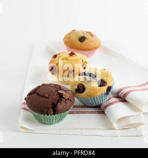 Une sélection de muffins sur un torchon, y compris le chocolat chip muffin, muffin aux bleuets, canneberges, muffin muffin aux raisins Banque D'Images