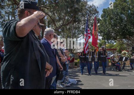 U.S. Marine Corps Anciens combattants militaires durant la 5ème guerre du Vietnam Marines Memorial cérémonie de dévoilement dans le camp San Mateo Memorial Garden au Marine Corps Base Camp Pendleton, en Californie, le 28 mai 2018. Le monument est inscrit avec les noms de 2 706 soldats et marins qui ont donné leur vie au service de notre grand pays. Banque D'Images