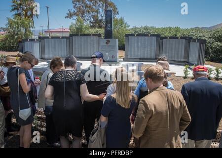 U.S. Marine Corps et observer les anciens combattants de la Marine du 5ème Marines Vietnam War Memorial au cours de la cérémonie de dévoilement dans le camp San Mateo Memorial Garden au Marine Corps Base Camp Pendleton, en Californie, le 28 mai 2018. Le monument est inscrit avec les noms de 2 706 soldats et marins qui ont donné leur vie au service de notre grand pays. Banque D'Images