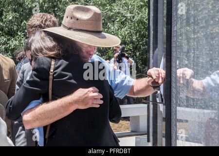 Un vétéran du Corps des Marines américain observe le 5ème Marines Vietnam War Memorial au cours de la cérémonie de dévoilement dans le camp San Mateo Memorial Garden au Marine Corps Base Camp Pendleton, en Californie, le 28 mai 2018. Le monument est inscrit avec les noms de 2 706 soldats et marins qui ont donné leur vie au service de notre grand pays. Banque D'Images