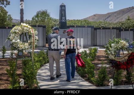 U.S. Marine Corps et observer les anciens combattants de la Marine du 5ème Marines Vietnam War Memorial au cours de la cérémonie de dévoilement dans le camp San Mateo Memorial Garden au Marine Corps Base Camp Pendleton, en Californie, le 28 mai 2018. Le monument est inscrit avec les noms de 2 706 soldats et marins qui ont donné leur vie au service de notre grand pays. Banque D'Images