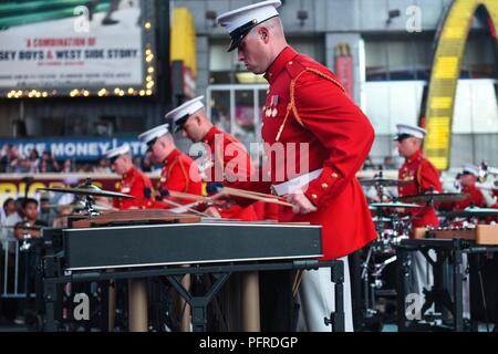 Avec 'The Marines propres, du Commandant de l' Le United States Marine Drum & Bugle Corps, Marine Barracks Washington, effectuer à Times Square, New York, au cours de la Fleet Week, 26 mai 2018. La Fleet Week est l'occasion pour le public américain pour répondre à leurs Corps des Marines, les équipes de la Marine et de la Garde côtière et de l'expérience de la mer de l'Amérique. Banque D'Images