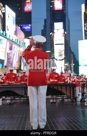 Le directeur de l 'propre' du commandant, le United States Marine Drum & Bugle Corps, Marine Barracks, Washington maintient un rythme soutenu pour ses marins lors de leur performance à Times Square, au cours de la Fleet Week New York, 26 mai 2018. Maintenant dans sa 30e année, la Semaine de la flotte est le lieu de célébration traditionnelle de la mer services. C'est une occasion unique pour les citoyens de New York et la région des trois états pour répondre à Marines, marins, et gardes côte, ainsi que de constater par moi-même les dernières capacités des services maritimes d'aujourd'hui. Banque D'Images