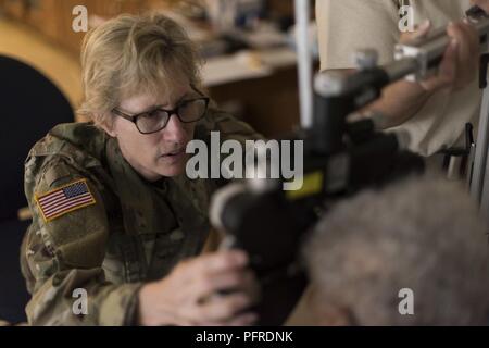 Le colonel de l'Armée de Judy Driscoll, un optométriste à la U.S. Army Aeromedical Research Laboratory de Fort Rucker, en Alabama, évalue un patient à la vue du bien-être de l'Alabama de la mission de formation de préparation à l'innovation, le 28 mai 2018 à Monroe County High School de Monroeville, Ala. Formation préparatoire à l'innovatrice (IRT) est un ministère de la Défense l'occasion de formation des bénévoles qui fournit une plate-forme de formation conjoint pour les membres en service de la Garde côtière canadienne, active et de la réserve d'effectuer la formation essentielle à la mission. (Garde nationale aérienne des États-Unis Banque D'Images