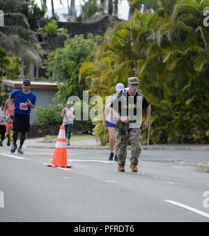 Soldats et chefs affectés à 715 e bataillon de renseignement militaire, le Renseignement militaire 500e Brigade-Theater, honorer nos héros disparus qui ont fait le sacrifice ultime au service de notre pays, en participant à l'Hibiscus le demi-marathon, le 27 mai 2018 à Waikiki, Hawaii. Banque D'Images