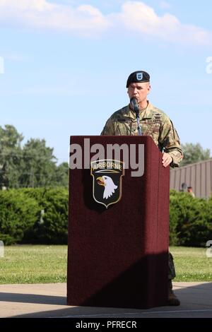 Le brig. Le général Todd Royar général commandant par intérim de la 101st Airborne Division donne ses observations au cours de l'honneur Eagle cérémonie, le 24 mai à Fort Campbell, Kentucky. À moins d'une semaine avant le jour du Souvenir, les membres de la communauté se sont réunis à l'extérieur du hall pour un honneur McAuliffe Eagle cérémonie qui inclus une gerbe accompagné par un peloton d'détail et un clairon jouer "pre". Banque D'Images