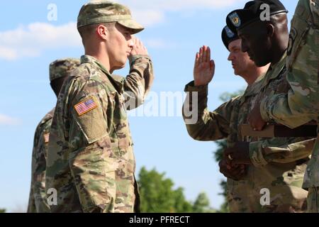 Le brig. Le général Todd Royar général commandant par intérim de la 101st Airborne Division et commande le Sgt. Le major James L. Manning division par intérim de sergent-major de commandement des soldats présents lors de la remise des prix avec honneur Eagle Cérémonie hors McAuliffe Hall le Fort Campbell, Kentucky, le 24 mai. Les soldats ont remporté les prix en gagnant le Fort Campbell's Best Air Assault Soldier la concurrence sur ses 2018 Jour de l'Aigle. Banque D'Images