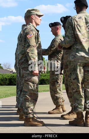 Le brig. Le général Todd Royar général commandant par intérim de la 101st Airborne Division et commande le Sgt. Le major James L. Manning division par intérim de sergent-major de commandement des soldats présents lors de la remise des prix avec honneur Eagle Cérémonie hors McAuliffe Hall le Fort Campbell, Kentucky, le 24 mai. Les soldats ont remporté les prix en gagnant le Fort Campbell's Best Air Assault Soldier la concurrence sur ses 2018 Jour de l'Aigle. Banque D'Images