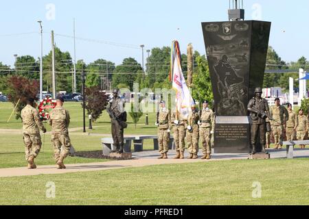 Le brig. Le général Todd Royar général commandant par intérim de la 101st Airborne Division et commande le Sgt. Le major James L. Manning agissant de sergent-major de commandement de la division portent une couronne de placer à l'avant d'un monument commémoratif en l'honneur de la cérémonie de l'aigle, le 24 mai à Fort Campbell, Kentucky. À moins d'une semaine avant le jour du Souvenir, les membres de la communauté se sont réunis à l'extérieur du hall pour un honneur McAuliffe Eagle cérémonie qui inclus une gerbe accompagné par un peloton d'détail et un clairon jouer "pre". Banque D'Images