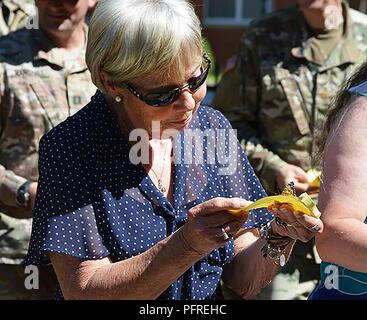 Membre de la famille Gold Star Joanne Duncan prend un moment pour apprécier la beauté d'un papillon avant qu'il s'agite hors tension lors d'une cérémonie le 24 mai à Fort Lee's Memory Garden. Plus de 20 Gold Star conjoints et familles ont assisté à la 8e conférence annuelle des Services aux survivants de papillon. Le frère de Duncan a été tué en août 1969, tout en servant au Vietnam. Banque D'Images