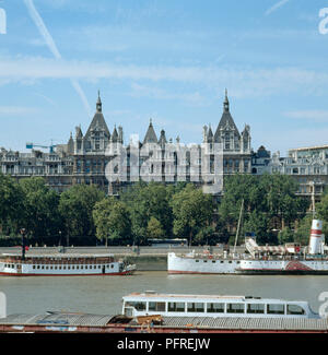 L'Angleterre, Londres, remblai, Whitehall Court, le logement Club libéral national et Royal Horseguards Hotel donnant sur la Tamise Banque D'Images