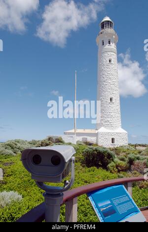 L'Australie, l'Australie occidentale, Le Cap Leeuwin, vue sur le phare avec des jumelles en premier plan Banque D'Images