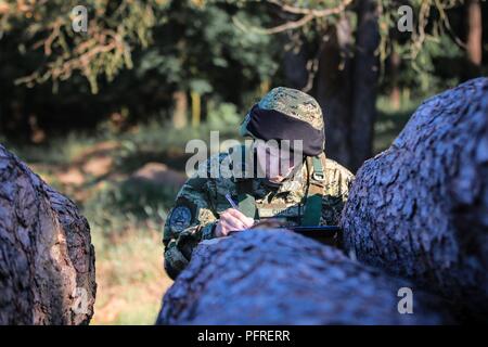 Soldat de l'armée croate avec fusée d'artillerie "Tempête" de batterie, coordonne les mouvements militaires au cours de la visite de la délégation croate de l'Assemblée parlementaire de l'OTAN à la Pologne du groupement tactique à Bemowo Piskie Domaine de formation, la Pologne, le 29 mai 2018. La Pologne est un groupe de combat, unique coalition multinationale d'États-Unis, Royaume-Uni, croate et soldats roumains qui servent avec la 15e Brigade mécanisée polonaise comme une force de dissuasion de l'OTAN à l'appui de l'amélioration de l'avant la Présence. Banque D'Images