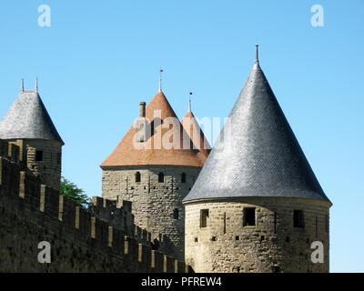 France, Languedoc-Roussillon, Carcassonne, les tours des remparts de la ville Banque D'Images