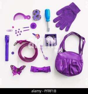 Divers jouets en plastique violet et bleu sur fond blanc d'un tournevis Banque D'Images