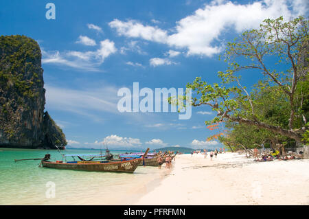 La Thaïlande, Krabi, Hat Tham Phra Nang, les bateaux d'excursion se sont alignées sur la plage Banque D'Images