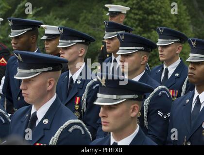 La garde d'honneur de l'US Air Force est en formation au cours de la 150e Forces armées présidentielle honneur plein Wreath-Laying Cérémonie au cimetière national d'Arlington, à Arlington, Va., le 28 mai 2018. La cérémonie, tenue d'honorer les morts en Amérique latine, les membres du service ont commencé après une salve de 21 coups de canon a annoncé l'arrivée du président et a été suivi par l'hymne national, le dépôt de gerbe, la lecture de "Taps", et un moment de silence. Banque D'Images