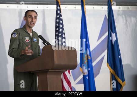 U.S. Air Force, le général Scott J. Zobrist, 9e commandant de l'Armée de l'air, prend la parole lors d'une cérémonie de remise de prix, le 23 mai 2018, à Moody Air Force Base, Ga, la cérémonie a eu lieu pour honorer le major Matthew "Chowder" Cichowski et le Capitaine William "Archer" Dana, 74e Escadron de chasse A-10 Thunderbolt II les pilotes, qui ont reçu chacun une Distinguished Flying Cross. La première DFC a été décerné à Capt Charles A. Lindbergh, U.S. Army Corps, pour son vol en solo à travers l'Atlantique en 1927. Banque D'Images