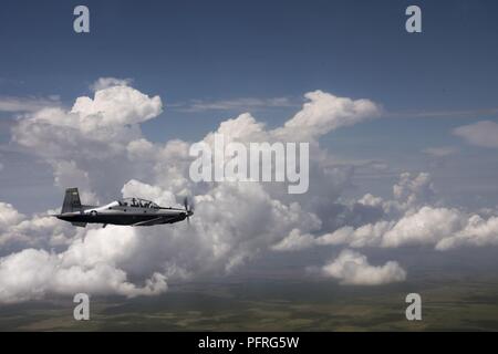 Un T-6A Texan II survole New York, 24 mai 2018. Le Texan a une poussée/poids qui permet à l'avion pour effectuer une montée initiale de 3 100 pieds par minute et atteindre une hauteur de 18 000 pieds en moins de six minutes. Banque D'Images