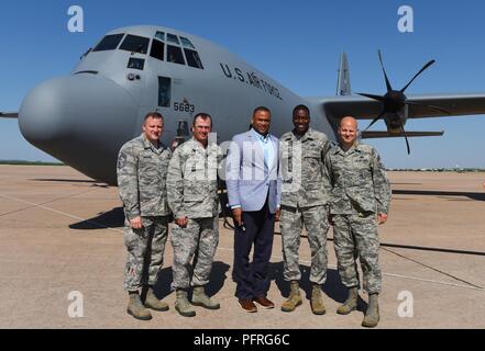 De gauche à droite, le sergent-chef en chef Joshua Swanger, 317e Airlift Wing chef commande ; le colonel Rhett, Boldenow 317AW Commandant, 33e District of Texas Rempl. Marc Veasey ; le colonel Brandon Parker, 7e commandant de la bombe ; et chef Master Sgt. Trevor James, 7e Groupe de maintenance surintendant, se rassembler devant un C-130J Super Hercules sur la piste à Dyess Air Force Base, Texas, le 29 mai 2018. Leadership Dyess Veasey a donné une tournée d'un C-130 et d'un B-1B Lancer. Le représentant s'est rendu à s'orienter avec les missions des deux ailes à Dyess. Veasey sert sur le House Armed Services Comm Banque D'Images