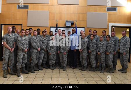 33e District of Texas Rempl. Marc Veasey rencontre des aviateurs canadiens affectés à la 7th Bomb Wing et 317e Airlift Wing dans le Longhorn de la salle à manger à Dyess Air Force Base, Texas, le 29 mai 2018. Cette visite a été l'occasion pour poser des questions Veasey aviateurs sur les missions des deux ailes à Dyess. Veasey sert sur le House Armed Services Committee, qui est un groupe qui a joué un rôle déterminant dans la décision sur l'autorisation de la défense annuel, qui autorise la loi sur le budget de la défense. Banque D'Images