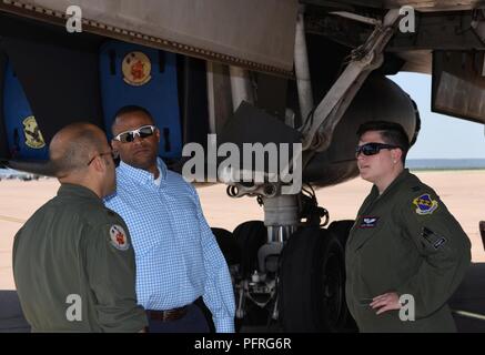 33e District of Texas Rempl. Marc Veasey, centre, est informé par 28e Bomb Squadron de l'équipage sur le B-1B Lancer sur la piste à Dyess Air Force Base, Texas, le 29 mai 2018. Le représentant s'est rendu à s'orienter avec les missions des deux ailes à Dyess. Veasey sert sur le House Armed Services Committee, qui est un groupe qui a joué un rôle déterminant dans la décision sur l'autorisation de la défense annuel, qui autorise la loi sur le budget de la défense. Banque D'Images