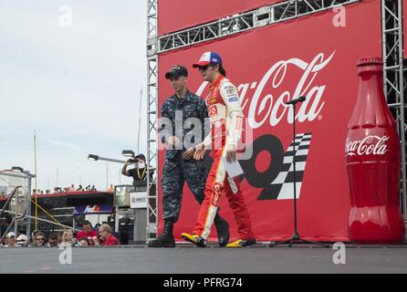 N.C. (27 mai 2018) -- 3e classe veteran du navire Christopher Neal, de Hamilton, New Jersey, affectés à l'USS Gerald R. Ford (CVN 78), est introduit par le pilote de NASCAR Erik Jones à Charlotte Motor Speedway avant le Coca-Cola 600 race. La course de NASCAR a parrainé la reconnaissance publique et les membres de leur famille en l'honneur du Jour du Souvenir. Banque D'Images
