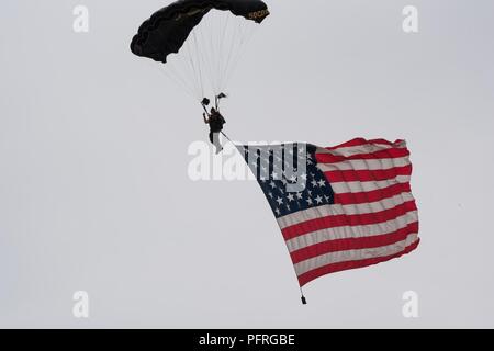 Membre de l'U.S. Special Operations Command Para-Commandos parachutes avec un drapeau américain à Cannon Air Force Base, N.M., 26 mai 2018. Le saut a été effectué durant l'hymne national pour commémorer le début de la Cannon Air Force Base, l'espace et d'Air Tech Fest. Banque D'Images