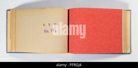 English script sur la page de vieux livre ouvert Banque D'Images