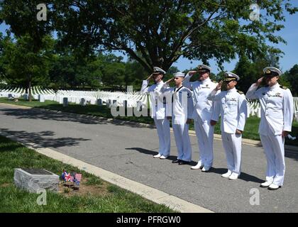 En Virginie (25 mai 2018) marins affectés à l'histoire et du patrimoine Naval Command et des représentants de la royaume des Pays-Bas, le Royaume-Uni et l'Australie salue l'USS Houston (CA-30) et HMAS Perth au cimetière national d'Arlington à honorer les héros tombés dans l'observance de Memorial Day. USS Houston et HMAS Perth ont été coulés pendant la bataille de Sunda Strait le 1 mars 1942 contre la marine impériale japonaise. Banque D'Images