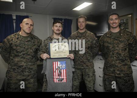 Océan Atlantique (26 mai 2018) U.S. Marine Corps Lance le Sgt. Glon Gavin, milieu gauche, 26 ans, originaire de South Bend, Indiana et tank commander affectés à la société peloton de chars, Fox, bataillon de l'équipe d'atterrissage (BLT), 2e Bataillon, 6e Régiment de Marines, 26e Marine Expeditionary Unit (MEU), Marine à l'honneur award winner pose pour une photo avec le 1er Sgt. Christian Appleman, gauche, premier sergent de Fox Co., BLT 2/6, 26e MEU, et le capitaine Robert L. Hindle, centre droit, commandant de Fox Co., BLT 2/6. 26e MEU, et le major Joseph P. Murphy, commandant de la force de débarquement du personnel à bord, 26 MEU Banque D'Images