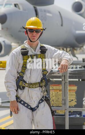 Navigant de première classe Ryan Hobbs, 380KC-10 chef d'équipage, après avoir effectué un contrôle d'admission et d'échappement sur le moteur 2 d'un KC-10, Al Dhafra Air Base, Emirats Arabes Unis, le 29 mai 2018. En tant que chef d'équipe Hobbs mène des inspections et réparations moteurs KC-10. Banque D'Images
