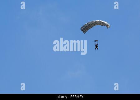 Un marin américain provient d'un saut en chute libre au cours d'un exercice de formation conjointe entre les Force-Crisis Response-Africa Tâche air-sol marin Marines, parachutistes, espagnol et de la Marine de marins de l'US Air Force un KC-130 à la station navale de Rota, Espagne, le 22 mai 2018. SPMAGTF-CR-AF déployés pour effectuer d'intervention en cas de crise et théâtre-opérations de sécurité en Europe et l'Afrique. Banque D'Images